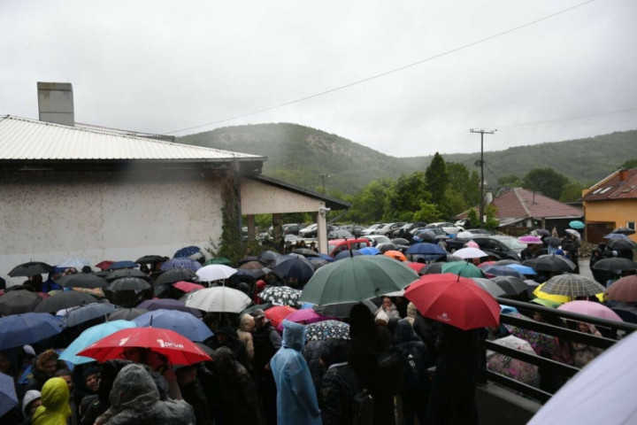 Protest roditelja i dece ispred Hale sportova u Kosovskoj Mitrovici