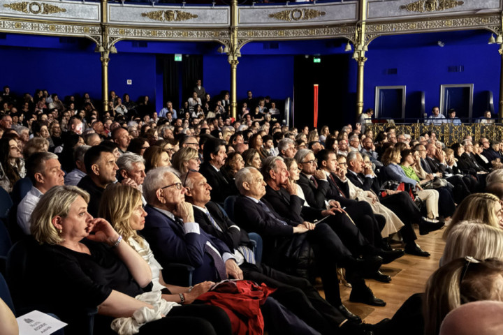 Tri bisa za srpsko kolo u teatru Roseti