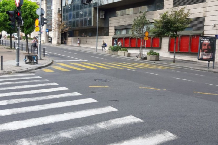 Beograđanin pretučen na pešačkom: Vozač nije hteo da ga pusti da pređe put, pa izašao iz auta i izudarao ga
