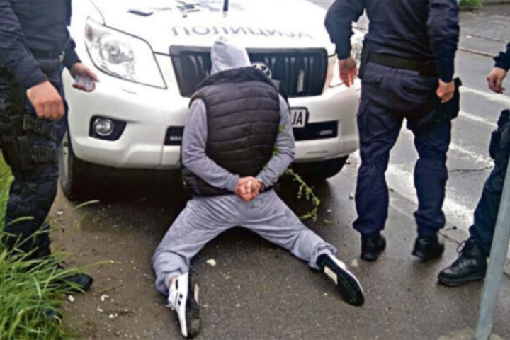 Policijske akcije u Tutinu: Uhapsili muškarca sa poternice i pronašli dva pištolja
