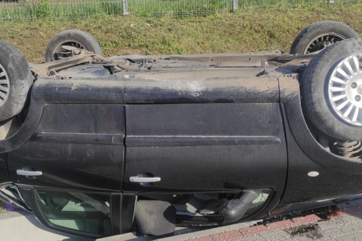 Dva muškarca povređena u prevrtanju automobila u Čačku