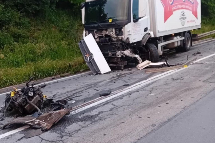 Direktan sudar kamiona i automobila u Sremskoj Kamenici: Jedna osoba izgubila život