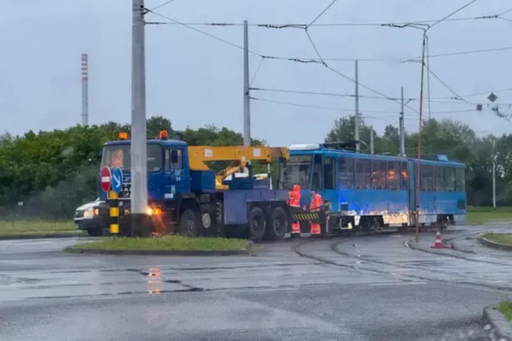 Sudarili se tramvaj i "mercedes", tri osobe ostale zaglavljene u vozilu: Teška nezgoda u Zagrebu
