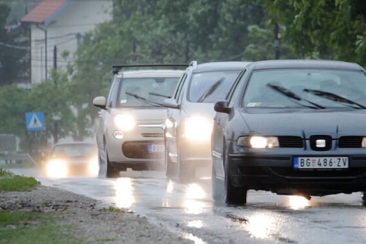 AMSS: Potreban oprez pri vožnji zbog najavljenih padavina, saobraćaj u Beogradu usporen