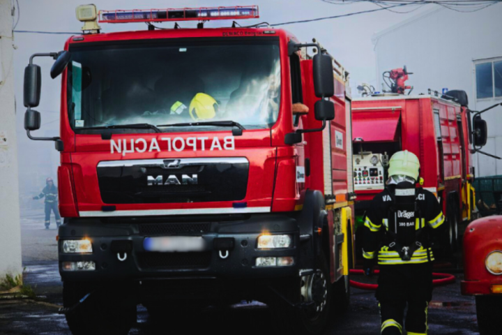 Požar u višespratnici u Ustaničkoj ulici: Vatrogasci na terenu