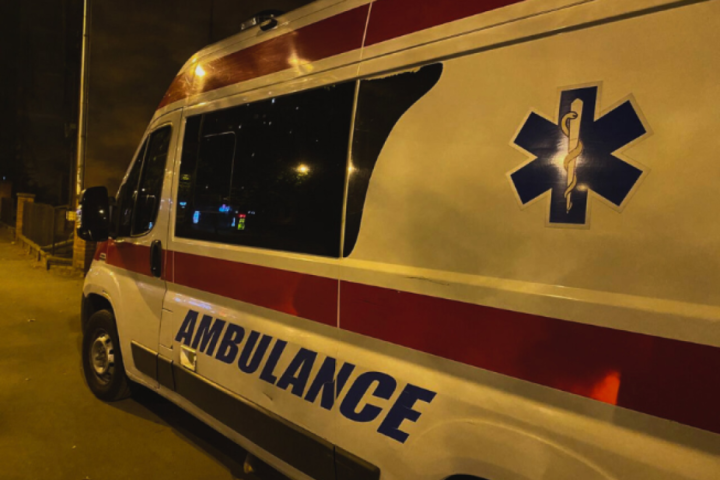 Dve saobraćajne nesreće tokom noći u Beogradu: Jedan auto udario u banderu