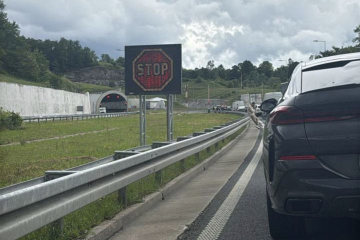 Teška nezgoda u tunelu Šarani na autoputu Miloš Veliki u smeru ka Beogradu: Saobraćaj obustavljen