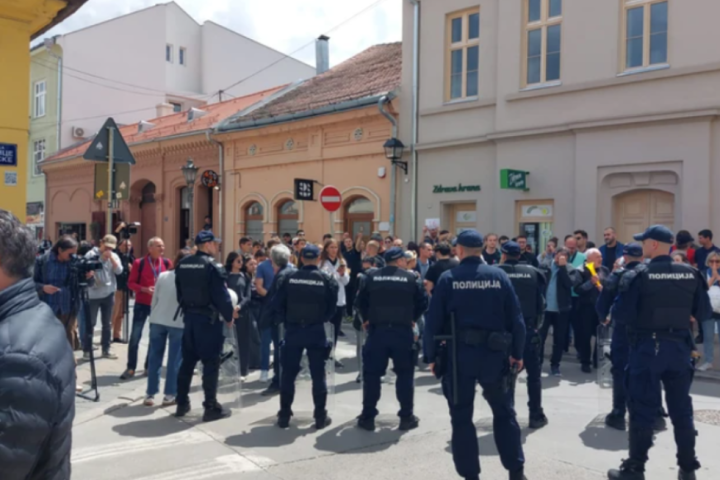 Premijer Đuro Macut u Matici srpskoj u Novom Sadu: Policija obezbeđuje ulaz, grupa studenata u blokadi stoji ispred