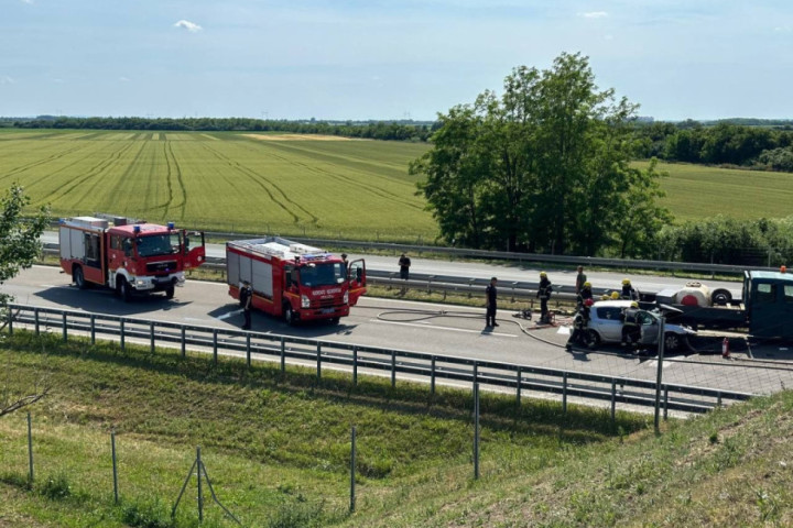 Teška saobraćajna nezgoda na autoputu kod Siriga: Vatrogasci izvlačili jednu osobu iz vozila