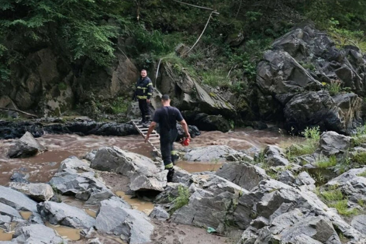 Spašene četiri osobe čiji su životi bili ugroženi zbog izlivanja reke u Vučju