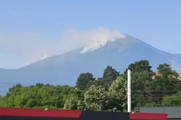 Gori rastinje pri vrhu planine Rtanj, vatrogasci iz tri mesta gase požar