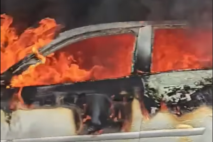 Izgoreo Audi na autoputu kod Uba
