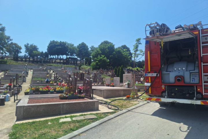 Izbio požar na gradskom groblju u Čačku, vatrogasci hitno izašli na teren