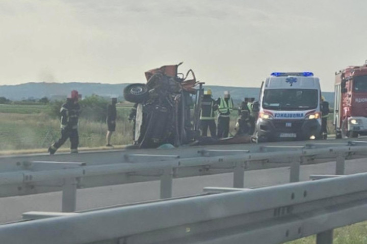 Stravična nezgoda na autoputu kod Novog Sada, 4 muškarca teško povređena, vatrogasci sekli smrskano vozilo