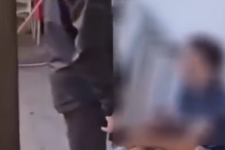 UZNEMIRIJUĆI VIDEO: Dečak iz okoline Inđije mesecima trpi nasilje jer je slovačke nacionalnosti?