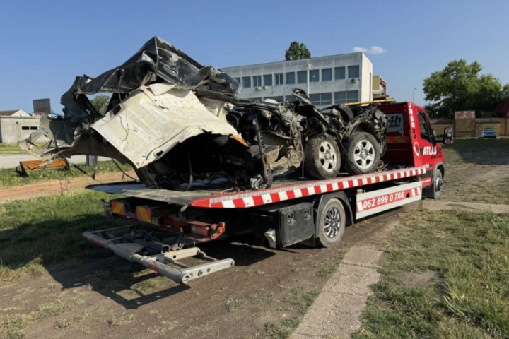 Iz njive izvučena prepolovljena olupina Toyote nakon sudara sa vozom kod Futoga (FOTO)