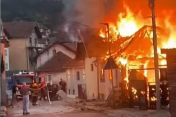 Veliki požar u Priboju: Vatra guta porodičnu kuću