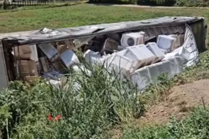 Prevrnuo se kamion pun veš mašina kod Loznice: Vozilo završilo u šancu