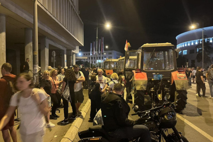 Blokirana Skupština grada u Novom Sadu, reagovala i policija