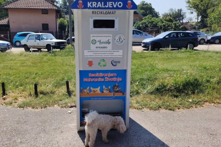 Recikliranjem nahranite životinje: u Kraljevu postavljen prvi reciklomat za hranjenje uličnih pasa i mačaka