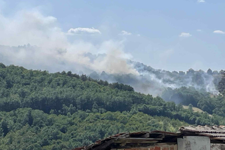 Veliki požar u blizini Čačka, vatrogasci se bore sa stihijom