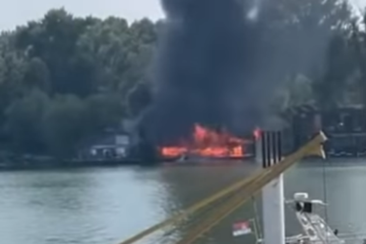 BUKTINJA GUTA SPLAV "VATRA I VODA" NA ADI: Vatrogasci se bore sa vatrenom stihijom, crni dim vidljiv iz celog grada