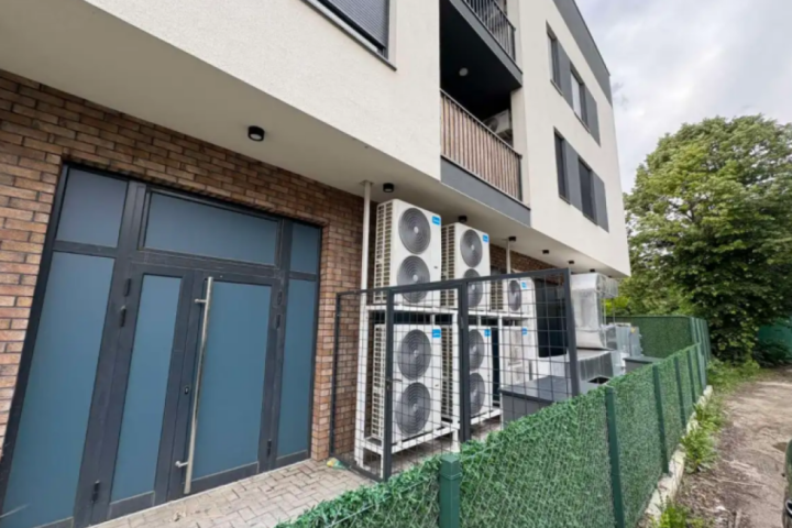 Pukotine, buđ i curenje kanalizacije: Problemi stanara jedne zgrade u Temerinu