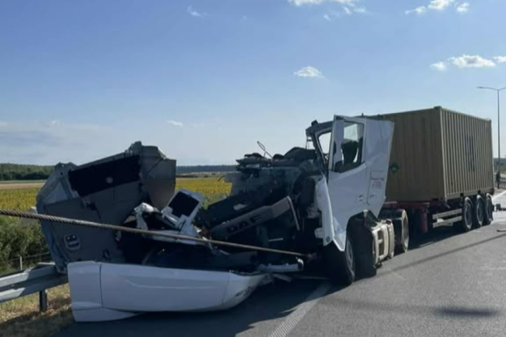 JEZIVE SCENE SA AUTOPUTA: Sudar dva kamiona kod Batrovaca, kabina potpuno smrskana