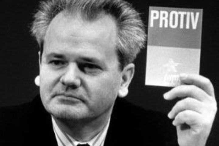 Bivši predsednik Slobodan Milošević na Vidovdan 2001. godine izručen Hagu