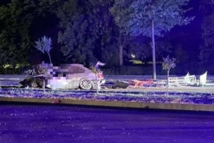 STRAVIČNA NEZGODA U KRUŠEVCU: Automobil smrskan nakon udara u banderu, vatrogasci izvlačili vozača