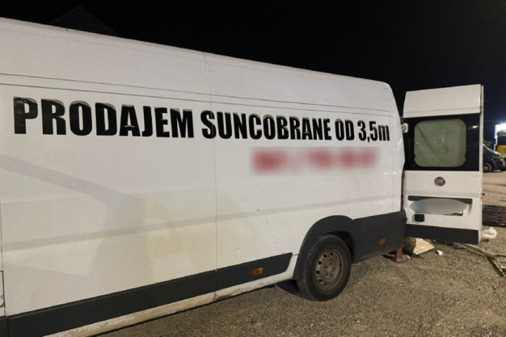 NEVEROVATAN ULOV CARINIKA: Puške sakrivene u suncobrane u kombiju (FOTO)