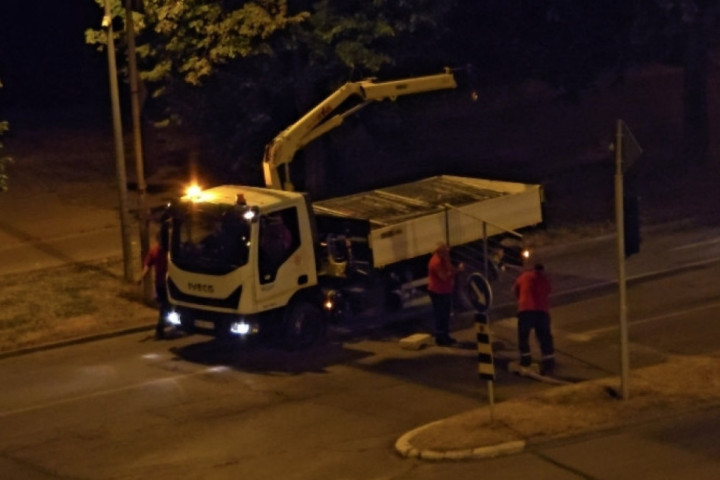 BLOG UŽIVO: Spisak svih blokada posle ponoći, hapšenje u Novom Sadu, javna preduzeća sklanjaju barikade