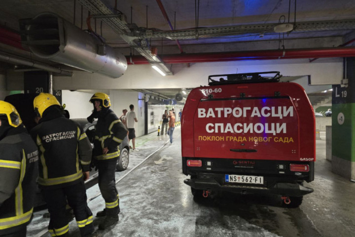 POŽAR U GARAŽI TC BIG FASHION: Vatrogasci na licu mesta, deo ljudi evakuisan