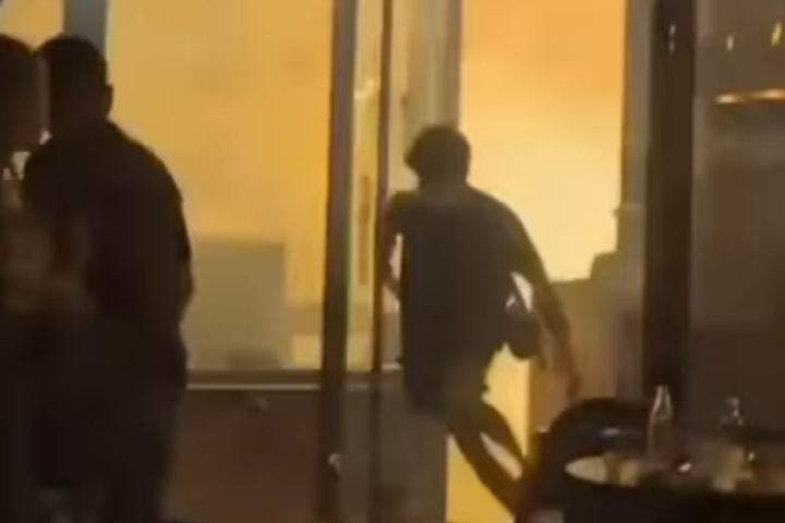 DRAMATIČNE SCENE: Bakljama zapaljeni kafići na Vračaru, ljudi istrčavaju iz plamena