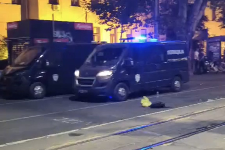 ŽESTOKI SUKOBI U BEOGRADU: Okršaj žandarmerije i građana, uhapšeno više osoba (VIDEO)
