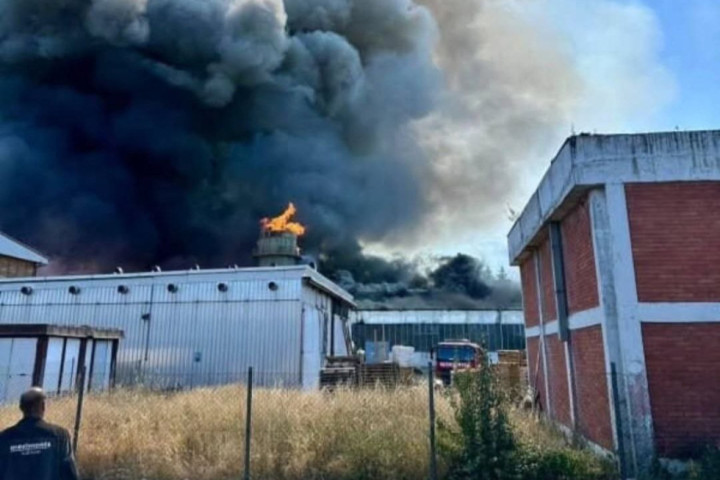 Plamen guta fabriku u Čajetini, vatrogasci se bore sa stihijom
