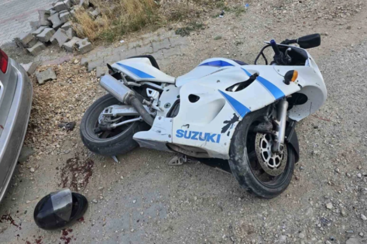 Teška nezgoda u Novom Pazaru, na motoru vozio dve osobe, izgubio kontrolu pa naleteo na parkirano vozilo