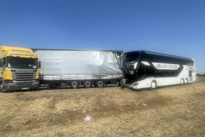 Autobus pun maturanata naleteo na kamion kod Subotice, hitne ekipe upućene na teren