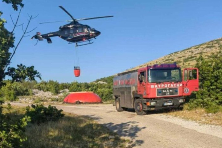 Požar u selu Trebijovi kod Trebinja i dalje aktivan, ugrožene kuće, deluje helikopter