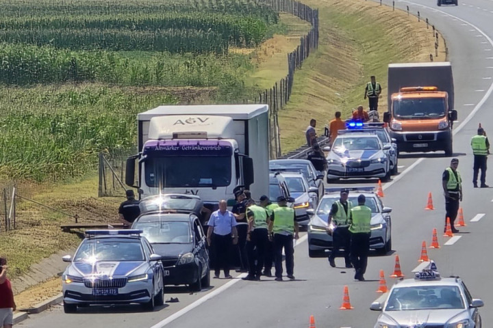 PRVE FOTOGRAFIJE SA MESTA POGIBIJE POLICAJCA: Kamion ga udario dok je vršio redovnu kontrolu