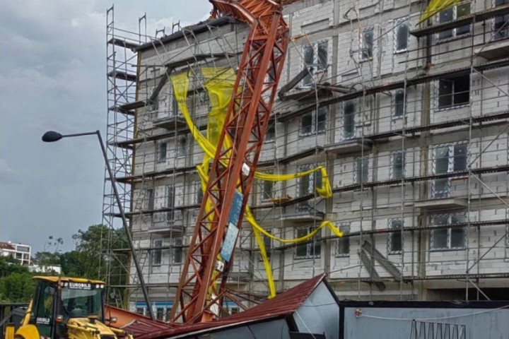 VETAR POKOSIO BEOGRAD: Pao kran na zgradu na Novom Beogradu, u Ledinama se urušio krov