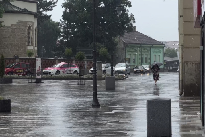 Potop na ulicama i u zgradama, kiša napravila haos u Čačku: Jako olujno nevreme hara i Zapadnom Srbijom