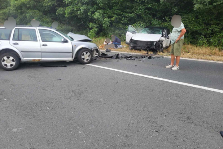 Delovi vozila rasuti po putu, ima povređenih: Težak sudar dva vozila kod Zlatibora, na terenu policija i Hitna pomoć