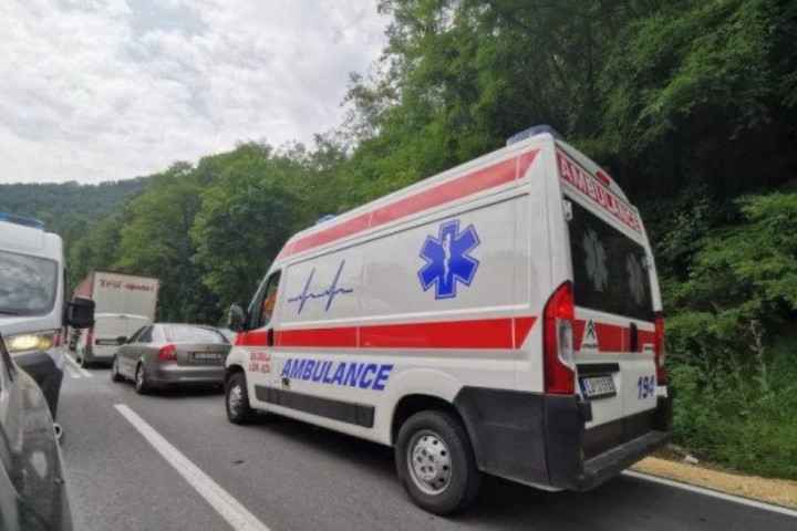Putnik stradao, vozač teško povređen u saobraćajnoj nesreći u Pančevu