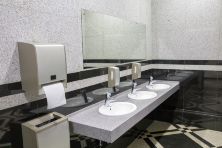 UŽAS U TRŽNOM CENTRU U BEOGRADU: Manijak ušao u ženski WC i ispod paravana snimao žene, uhapšen je!