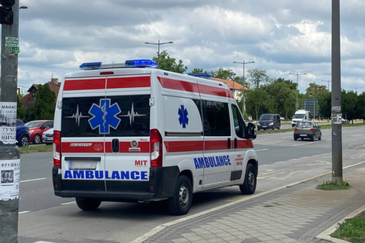 Na Voždovcu devojčica (13) udarena na pešačkom prelazu, prevezena na Institut za majku i dete