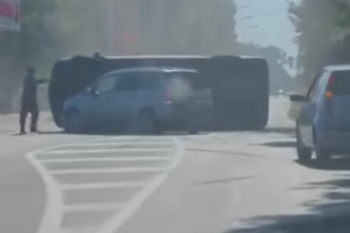 Prevnuo se kombi sa kineskim državljanima u Pančevu