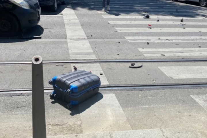 STRAVIČNA NEZGODA U CENTRU BEOGRADA: Bežao od policije uleteo u grupu pešaka, pa pobegao, devojka ostala ispod vozila