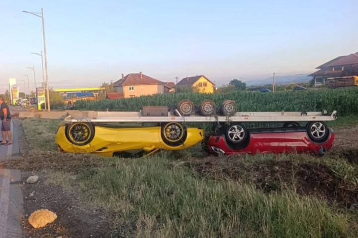 Nesvakidašnja saobraćajna nezgoda u Preljini: Prevrnuo se šlep s Ferrarijem i Mercedesom, stvaraju se kolone
