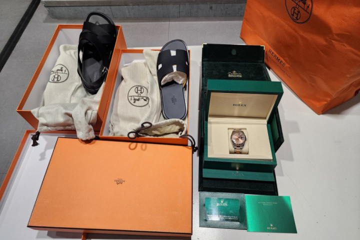 Na aerodromu Nikola Tesla zaplenjena preko 40.000 evra vredna roba, među predmetima i Rolex sat i Hermes obuća